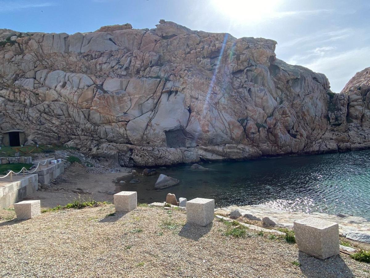 Appartamento Il Caracolo A Cala Francese La Maddalena  Bagian luar foto
