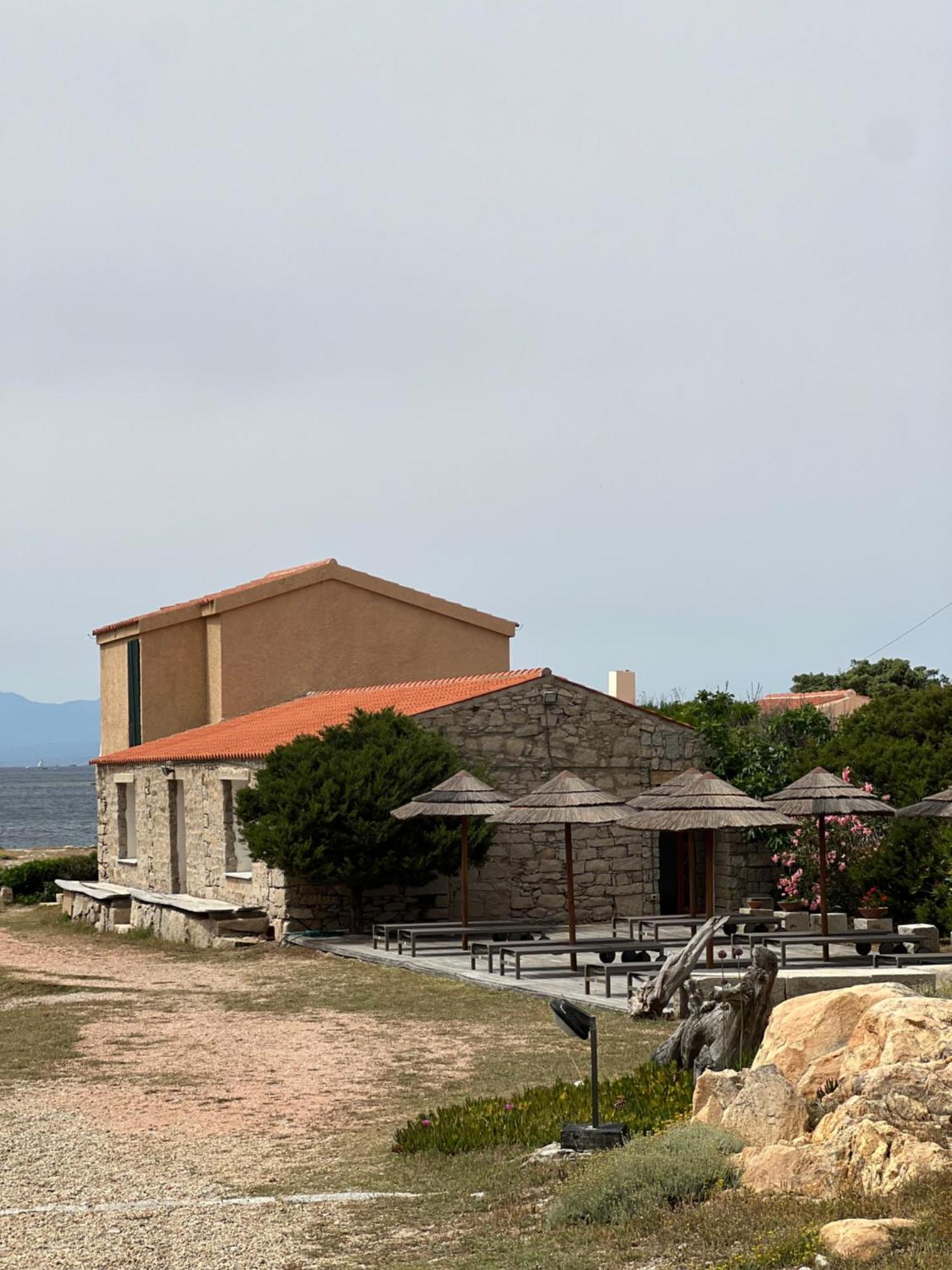 Appartamento Il Caracolo A Cala Francese La Maddalena  Bagian luar foto